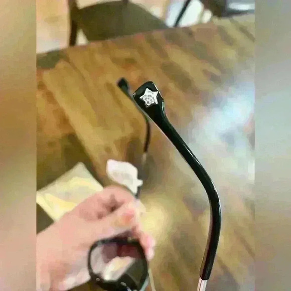 Jessica Simpson Sunglasses w/ Bag - Picture 7 of 8